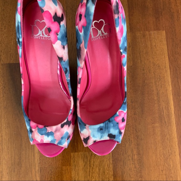 Don’t Let Go Platform Shoes - Picture 2 of 7